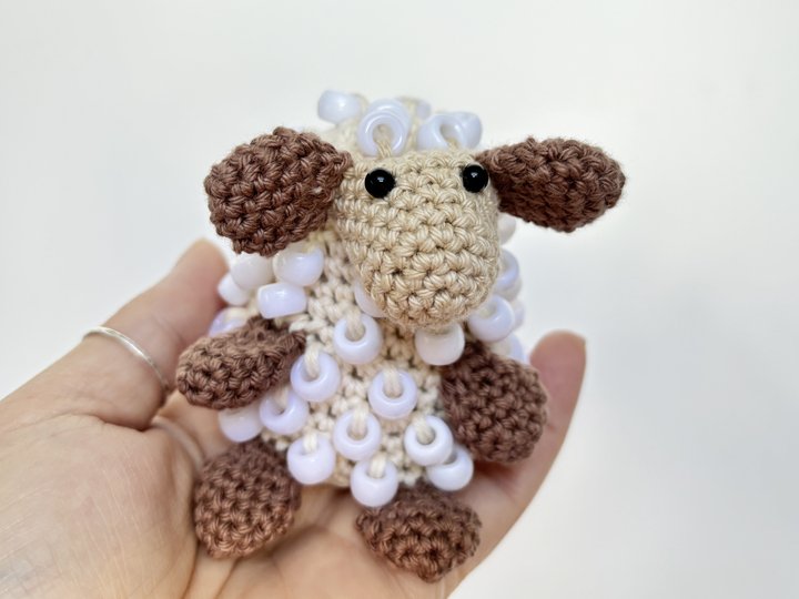 Amigurumi Schaf mit Perlen - Fidget Spielzeug, Schäfchen, Lämmchen, Lamm