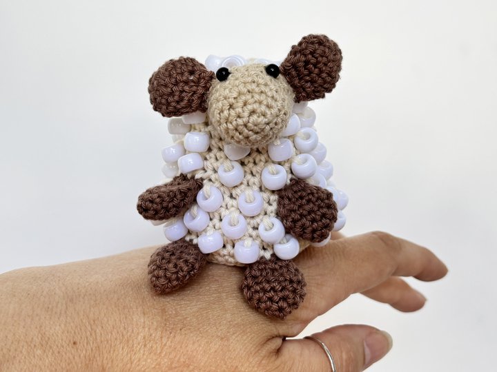 Amigurumi Schaf mit Perlen - Fidget Spielzeug, Schäfchen, Lämmchen, Lamm