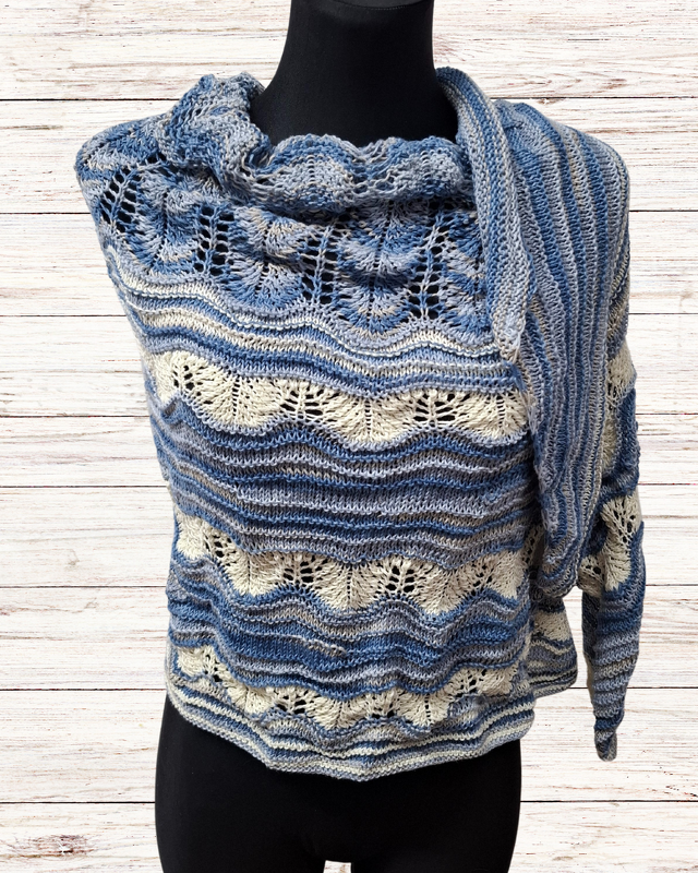 Halbrundtuch mit Streifen- und Ajourmuster in Blau- und Cremetönen auf schwarzer Schneiderpuppe vor hellen Holzplanken