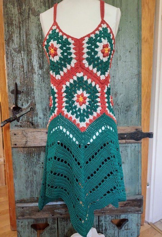 Gehäkeltes Kleid mit Granny-Hexagon-Oberteil und grünem Ajour-Rock auf Schneiderpuppe