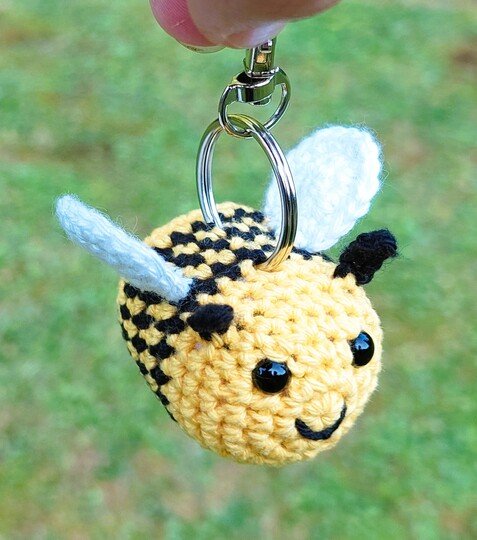 Häkelanleitung für einen Bienen Schlüsselanhänger