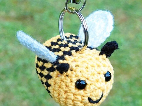Häkelanleitung für einen Bienen Schlüsselanhänger