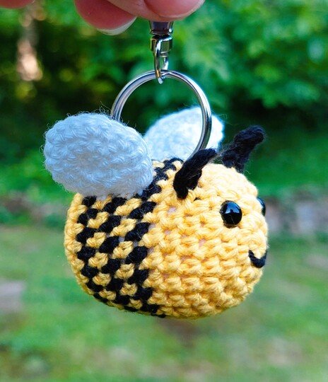 Häkelanleitung für einen Bienen Schlüsselanhänger