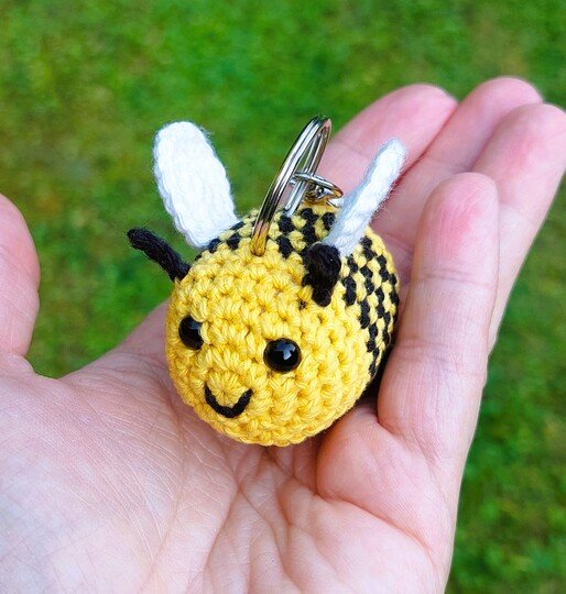 Häkelanleitung für einen Bienen Schlüsselanhänger