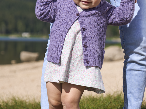 Jäckchen und Mütze im Strukturmuster