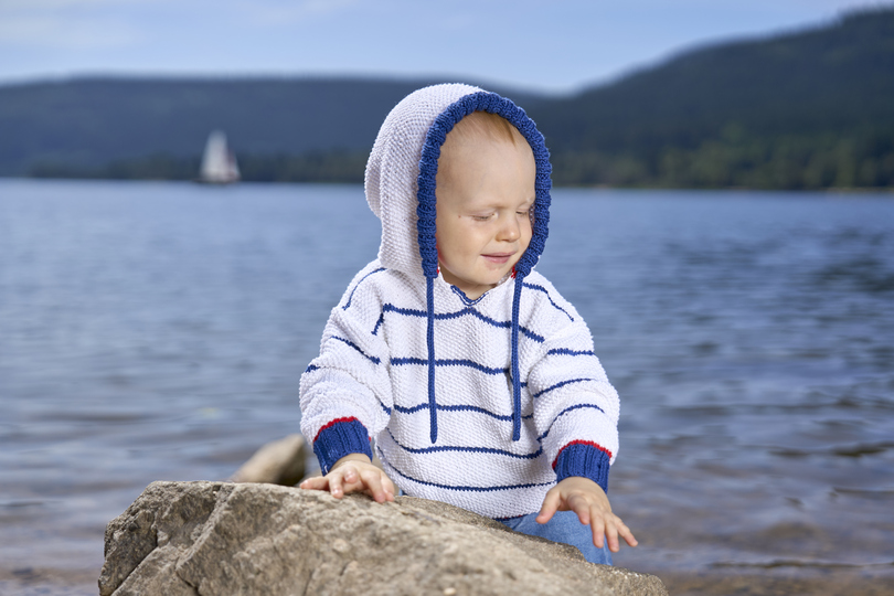 Streifenpulli mit Kapuze