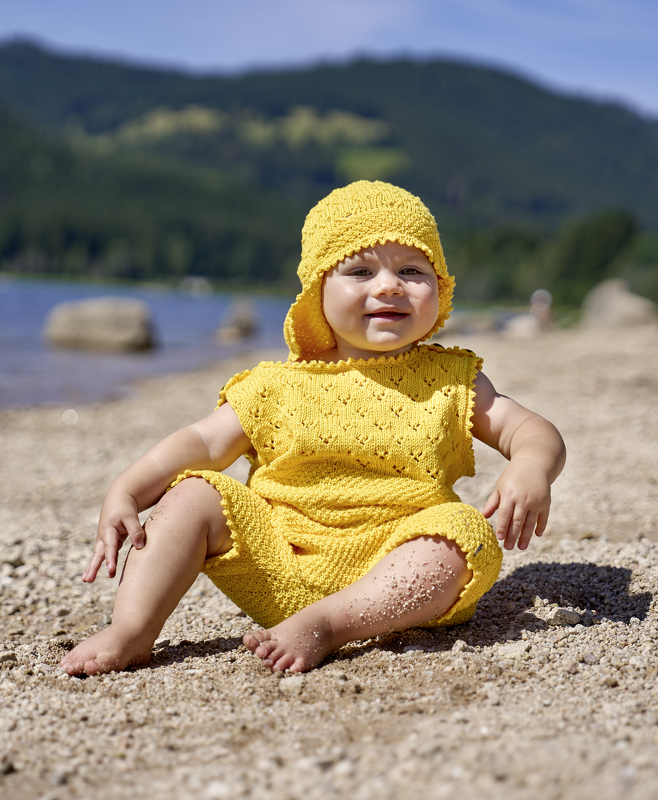 Sonnenmütze und Kurzoverall mit Ajourmuster-Passe