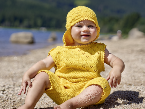 Sonnenmütze und Kurzoverall mit Ajourmuster-Passe