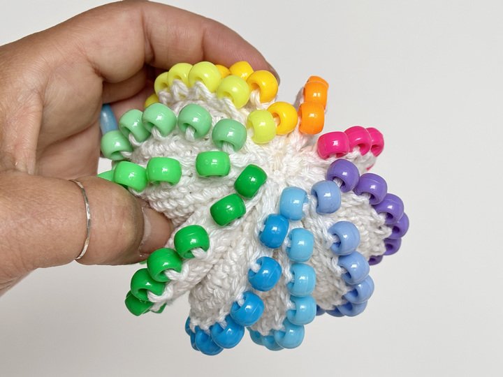 bunter Fidget Stressball mit Perlen, Fidget Spielzeug Ball Häkelanleitung
