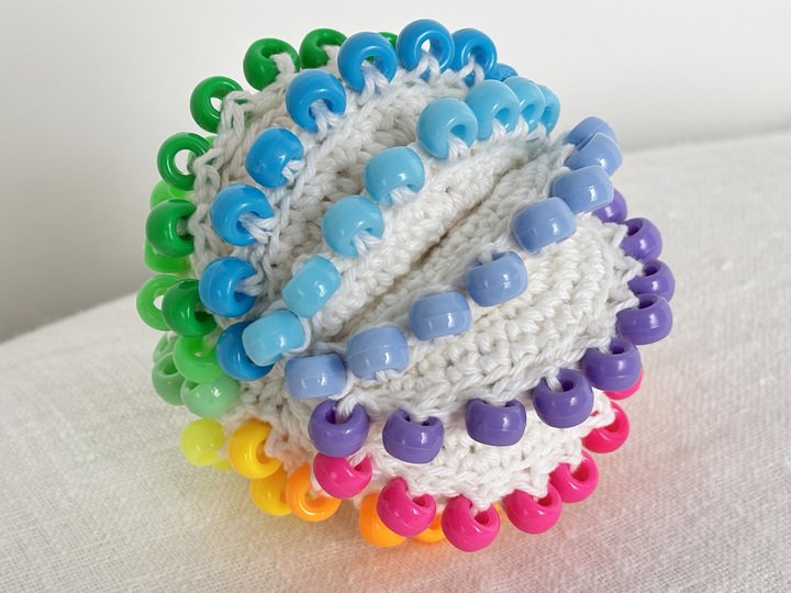 bunter Fidget Stressball mit Perlen, Fidget Spielzeug Ball Häkelanleitung