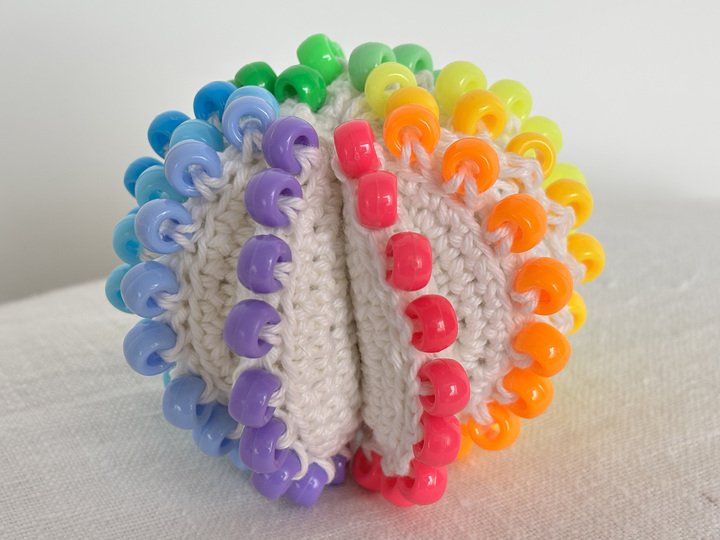 bunter Fidget Stressball mit Perlen, Fidget Spielzeug Ball Häkelanleitung
