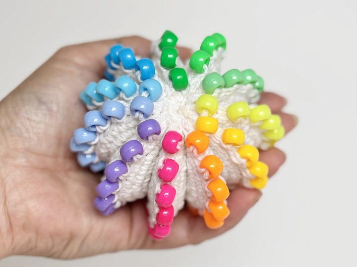 bunter Fidget Stressball mit Perlen, Fidget Spielzeug Ball Häkelanleitung