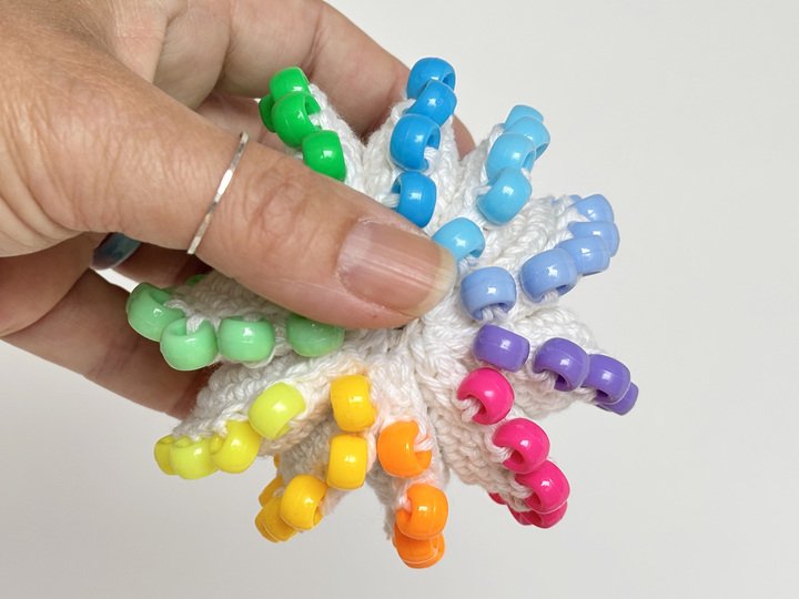 bunter Fidget Stressball mit Perlen, Fidget Spielzeug Ball Häkelanleitung