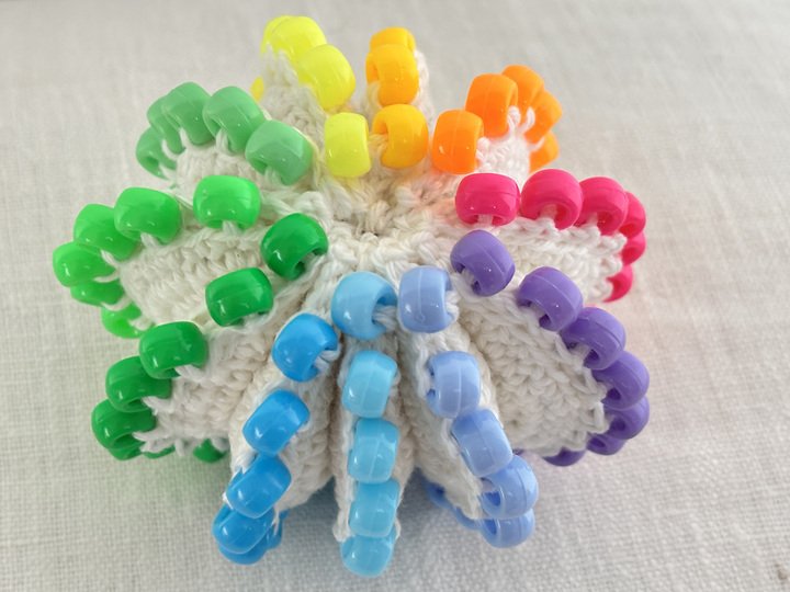 bunter Fidget Stressball mit Perlen, Fidget Spielzeug Ball Häkelanleitung