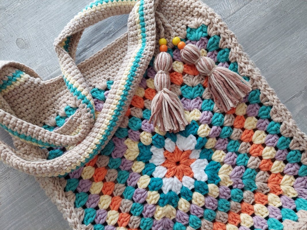 Häkelanleitung: Granny Square Wendetasche – farbenfroh, beidseitig tragbar!