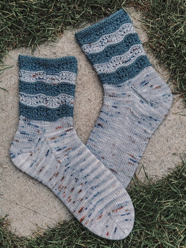 Lunas WaveSocks | knitting pattern | knitted socks