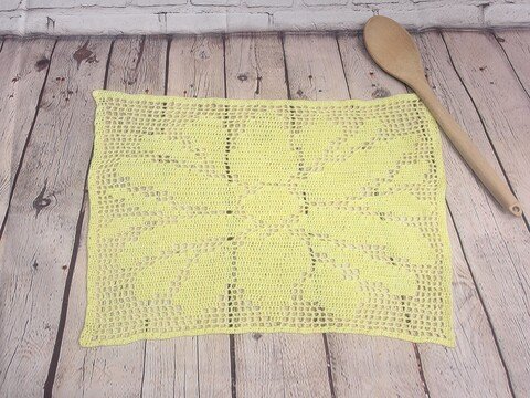 Häkelanleitung – Farbenfrohe Sonnenblumen-Tischdeko im Filet-Häkelstil