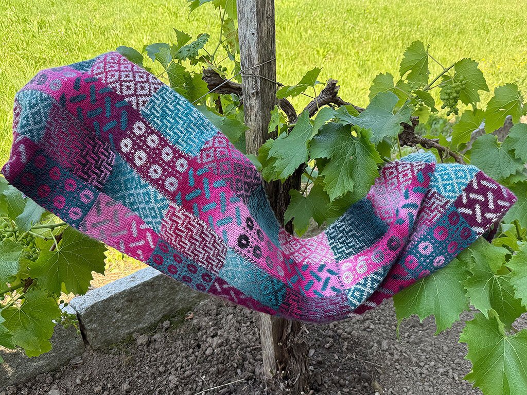 Patchworkschal Claudia, gestickt - Bild 5