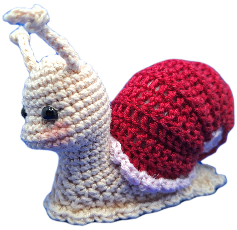 Beige gehäkelte Amigurumi-Schnecke mit rotem Schneckenhaus, Seitenansicht
