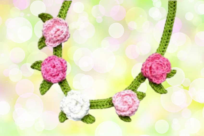 Crocheted necklace with roses for little girls