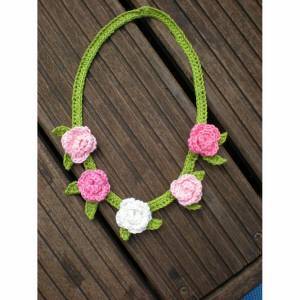 Crocheted necklace with roses for little girls - Image 2
