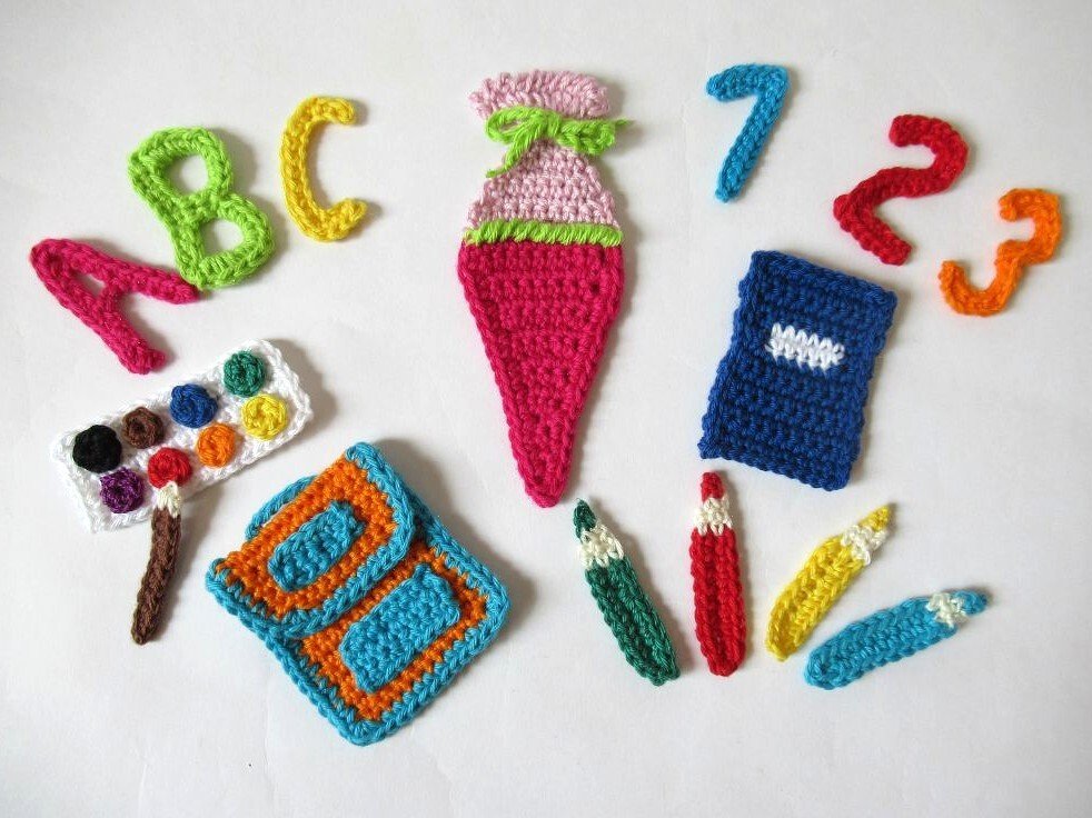 Gehäkelte Schultüte, Buchstaben A B C, Zahlen 1 2 3, Buntstifte, Malkasten und Heft als bunte Applikationen