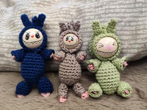 Plüschmonster mit spitzen Zähnen – sitzende & stehender Glücksbringer