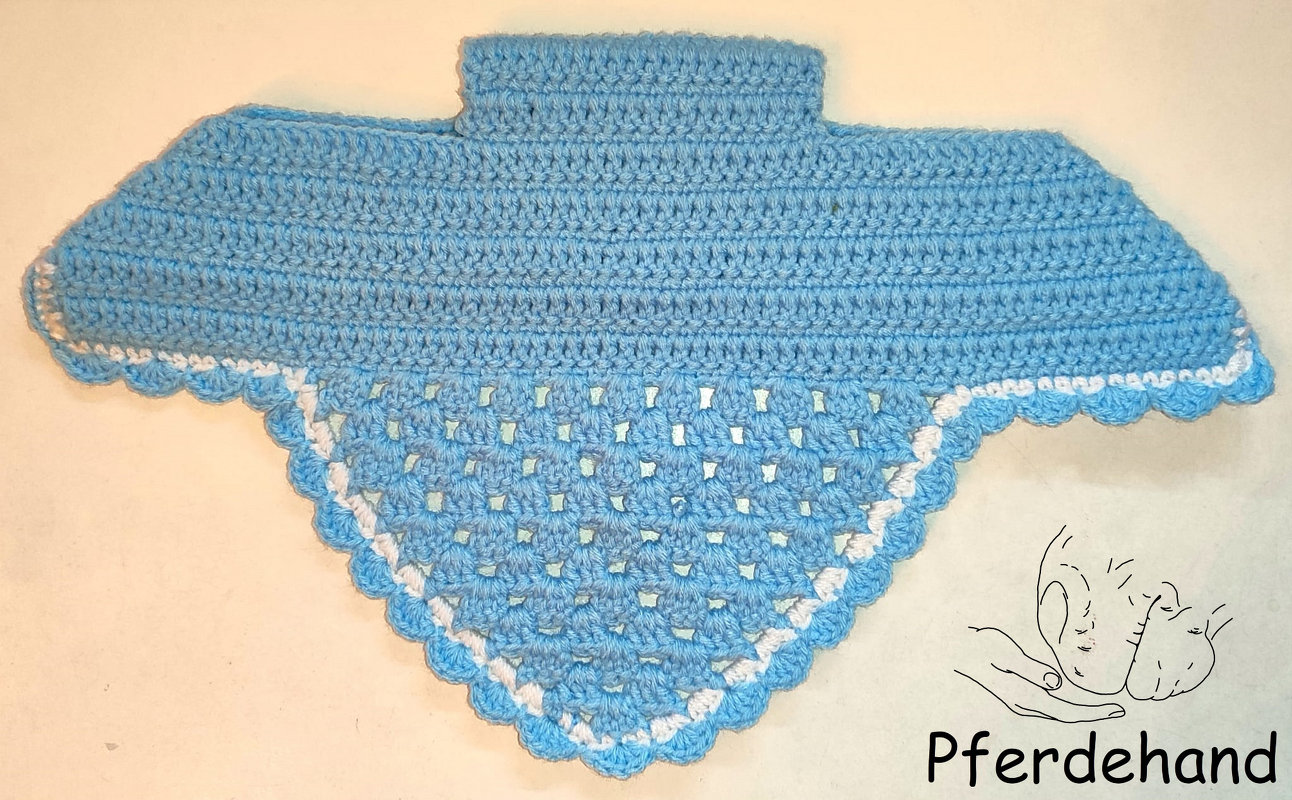 Hellblauer, gehäkelter Haustier-Umhang mit Kragen, Lochmuster und weißer Wellenkante