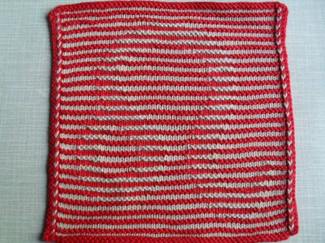 Quadratischer Topflappen mit roten und weißen horizontalen Streifen und roter Einfassung