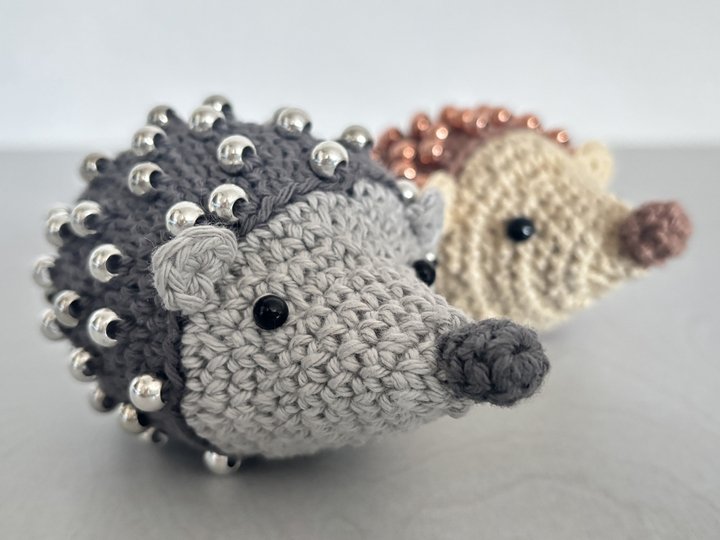 Amigurumi Igel Fidget Spielzeug mit Perlen, Fidgetspielzeug, Perlen häkeln