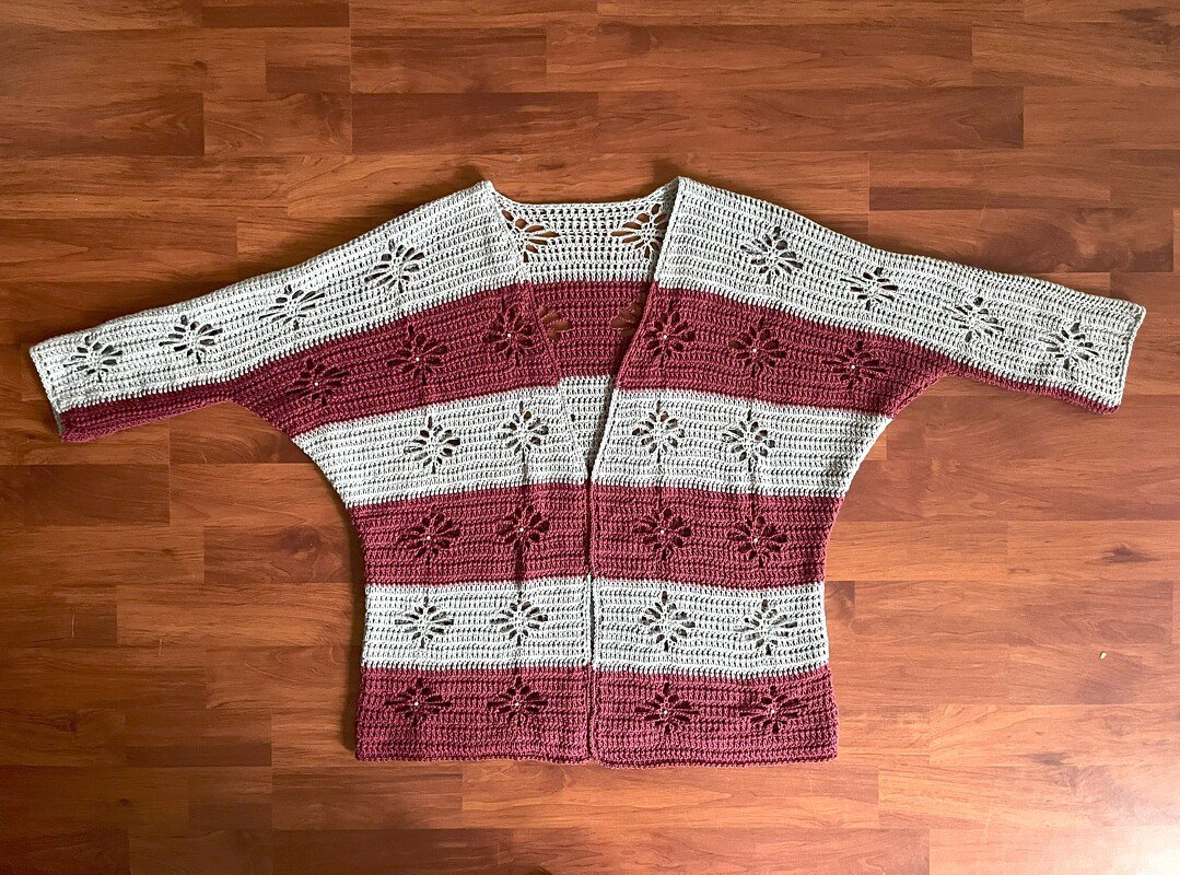 Luftiger gehäkelter Cardigan mit Blumenajour und breiten Streifen, kastiger offener Schnitt, weite Ärmel