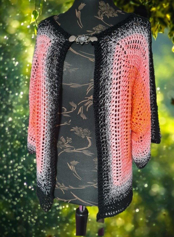 Mannequin mit offener gehäkelter Damenjacke, Ombré von Pfirsich zu Schwarz, schwarze Randkante, 3/4-Ärmel, Brosche am Kragen