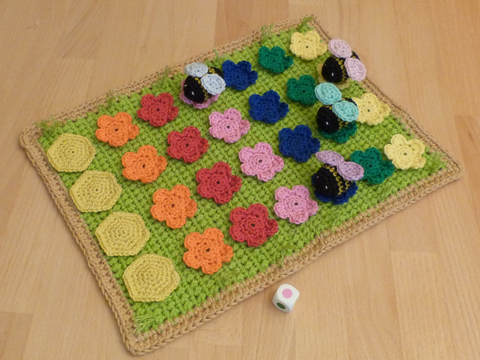 Häkelanleitung Bienenrennen, ein Farbwürfelspiel