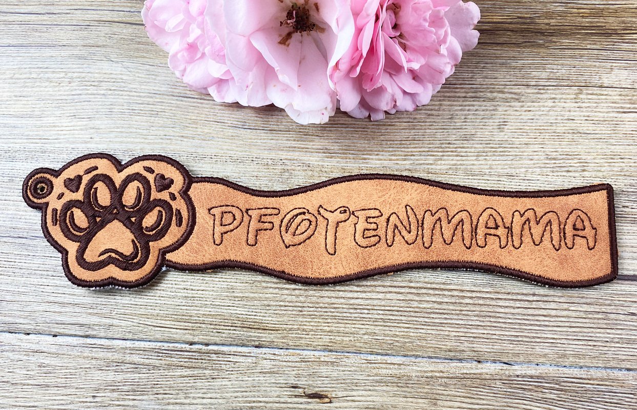 Längliches besticktes Schlüsselanhänger-Panel mit Pfotenmotiv und Schriftzug PFOTENMAMA