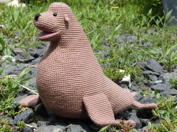Stevie Sea Lion, a crochet pattern for left- and right-handers.