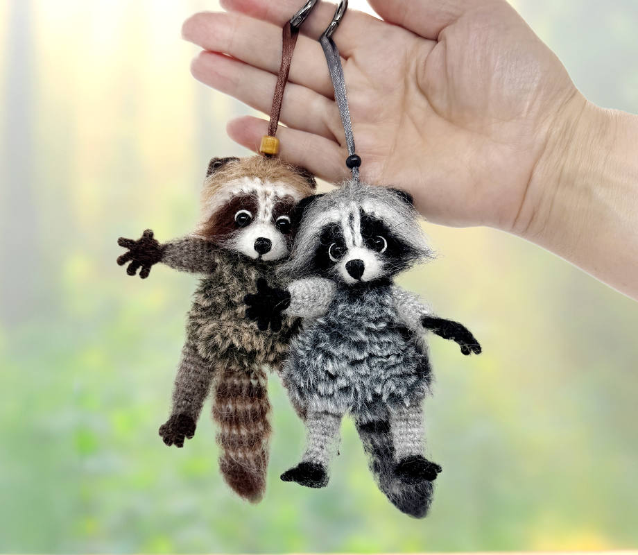 Gehäkelter Waschbär Schlüsselanhänger – Plüsch & Stresshilfe.