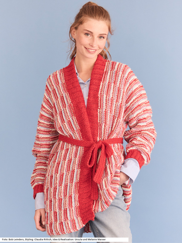 Quergestrickte Jacke mit Gürtel