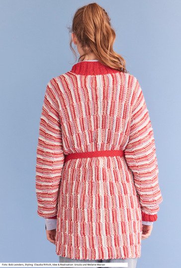 Quergestrickte Jacke mit Gürtel