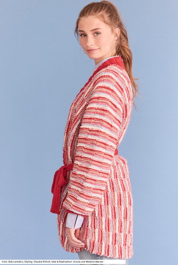 Quergestrickte Jacke mit Gürtel