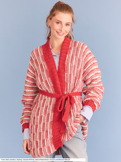 Quergestrickte Jacke mit Gürtel