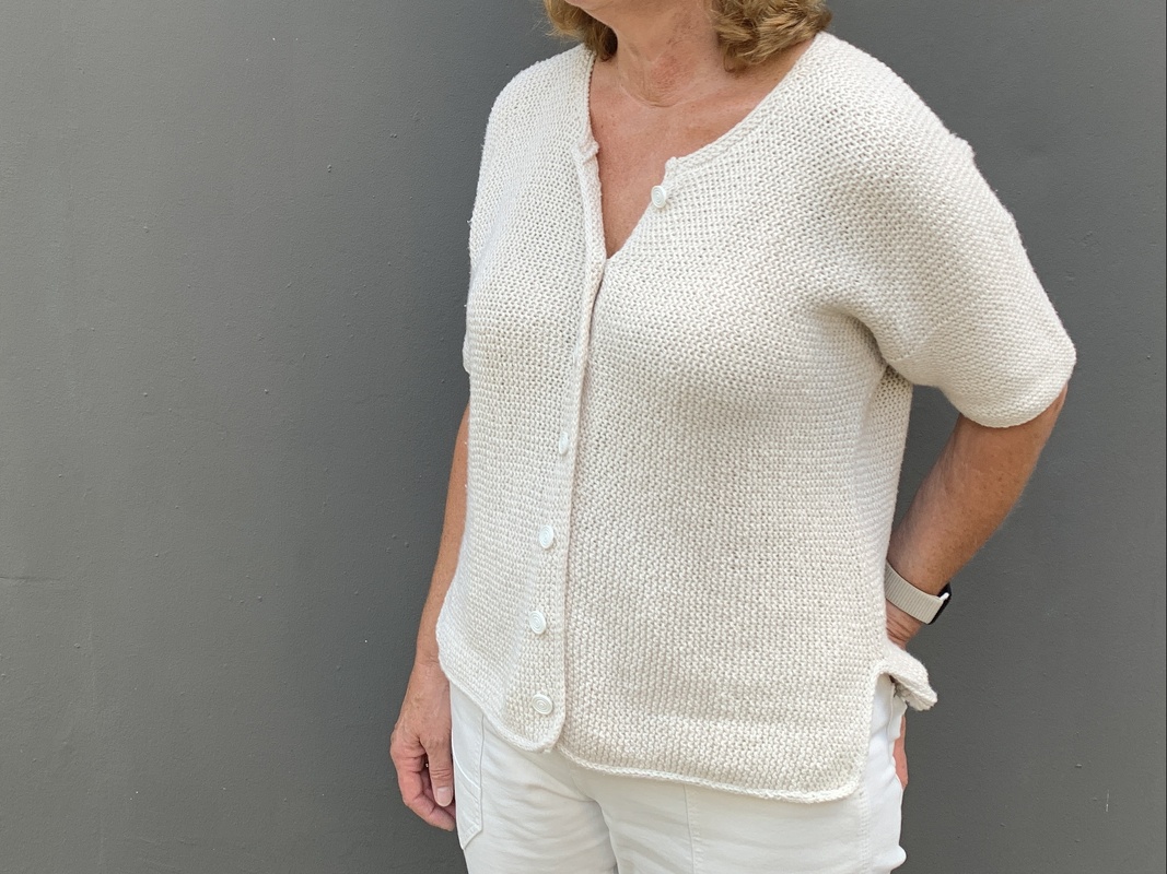 Quer gestrickte Damenjacke mit Rippenmuster – Größe 36 bis 48