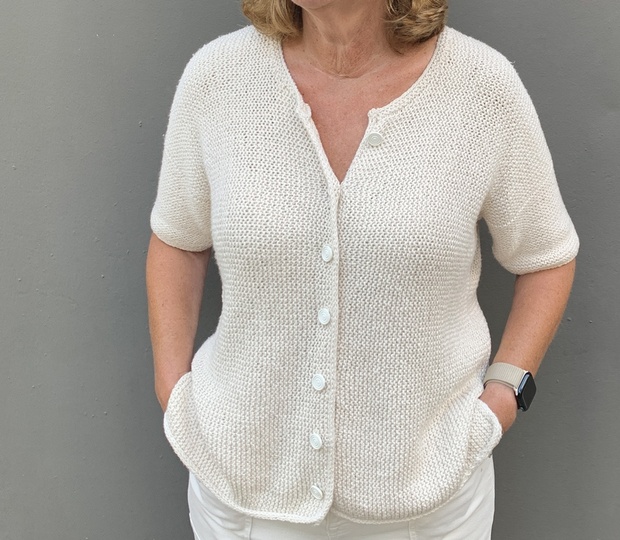 Quer gestrickte Damenjacke mit Rippenmuster – Größe 36 bis 48