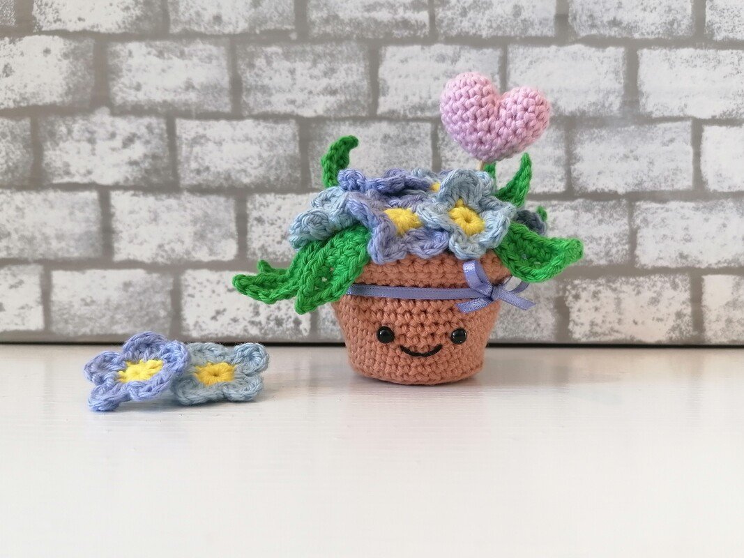 Forget-me-not Crochet Bouquet with Heart in a Pot – Romantic Amigurumi Gift - Image 3