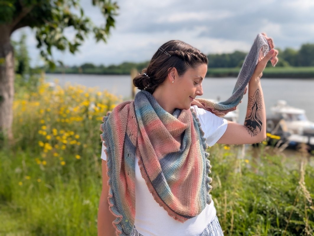 Strickanleitung | Tuch Amira | Asymmetrisches Tuch mit Lochmuster & Rüsche