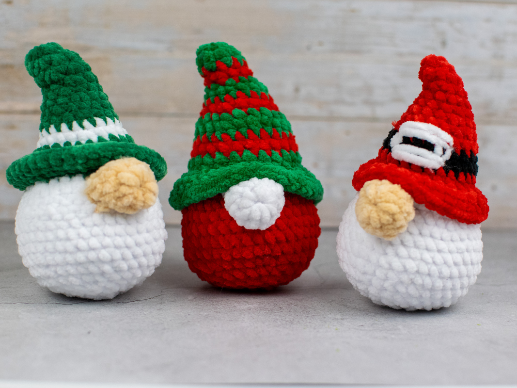 Häkelanleitung: Weihnachtswichtel aus Chenillegarn – einfach &amp; schnell gema