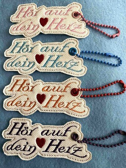 Stickdatei ITH Anhänger Hör auf dein Herz
