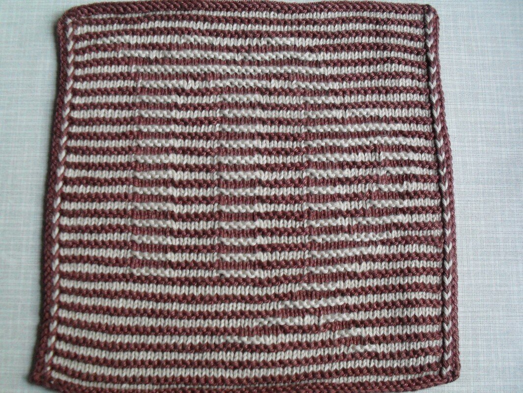 Gestrickter Untersetzer mit horizontalen Streifen in Braunrot und Creme