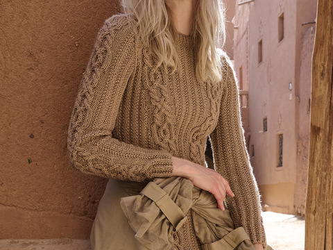 Kleid mit Rippen und Zöpfen