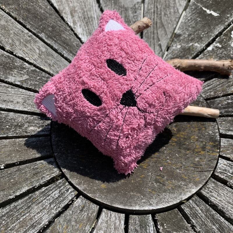 KatzeKissen Stickdatei ITH 16x26 24x36 Katze Kissen Dekokissen Kuschelkisse