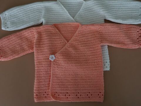 Eine Babyjacke mit praktischer Wickelfunktion